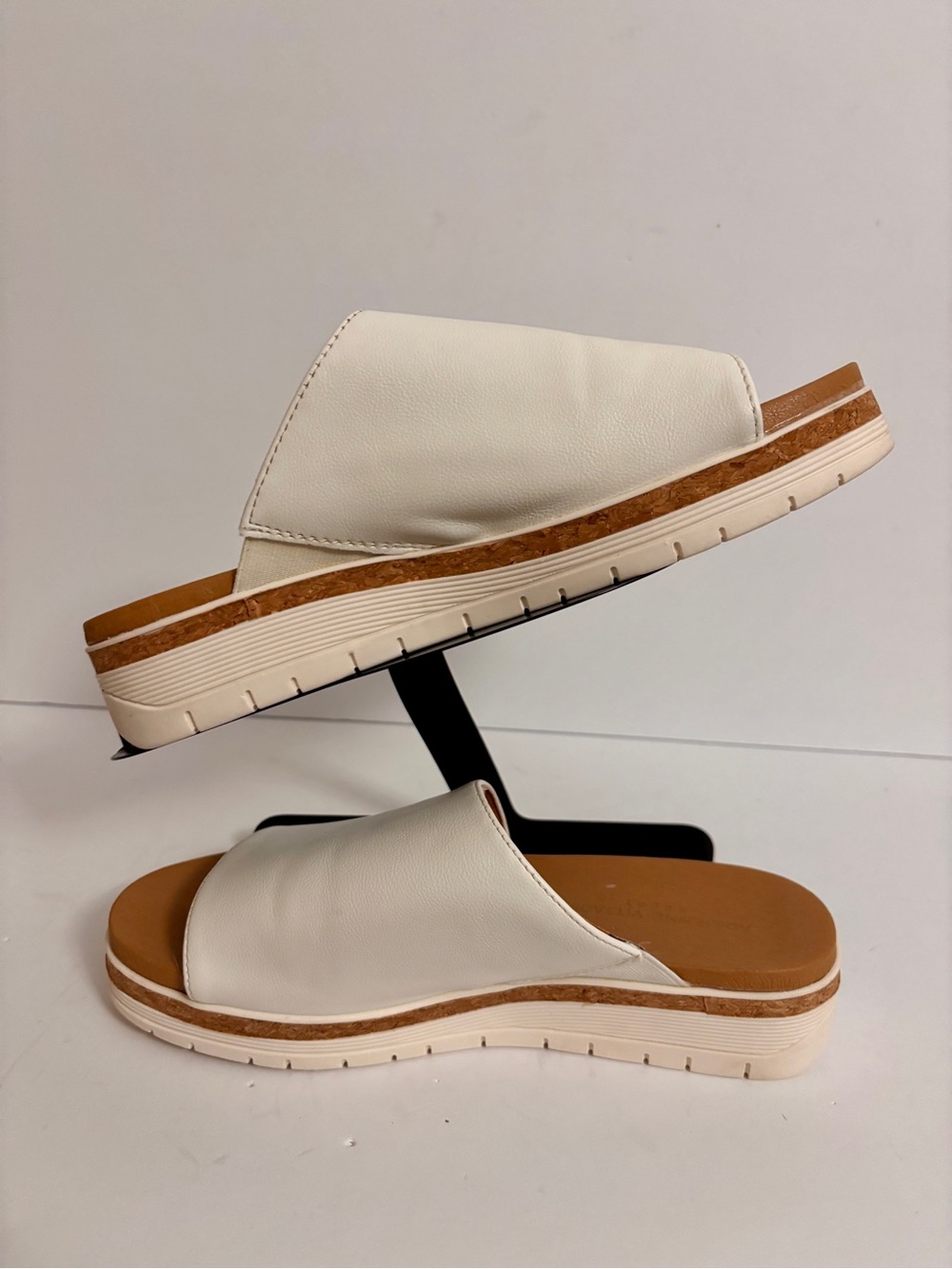 Adrienne Vittadini Provence platform slide sandals in white faux leather size 9